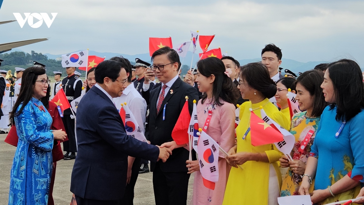 Vietnamese Prime Minister Pham Minh Chinh and his entourage receive warm welcome at Seongnam Air Base in Seoul