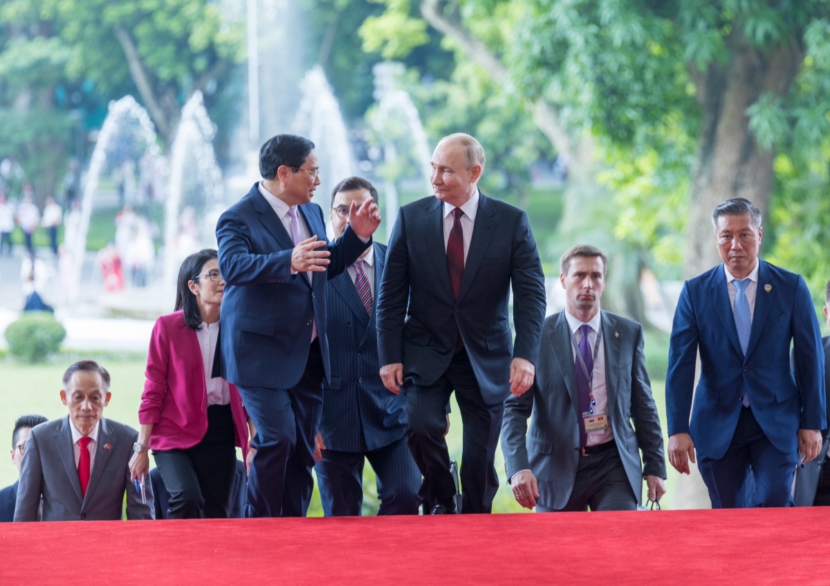 Prime Minister Pham Minh Chinh receives Russian President Vladimir Putin in Hanoi on June 20 following a welcome ceremony for top Russian leader chaired by President To Lam.