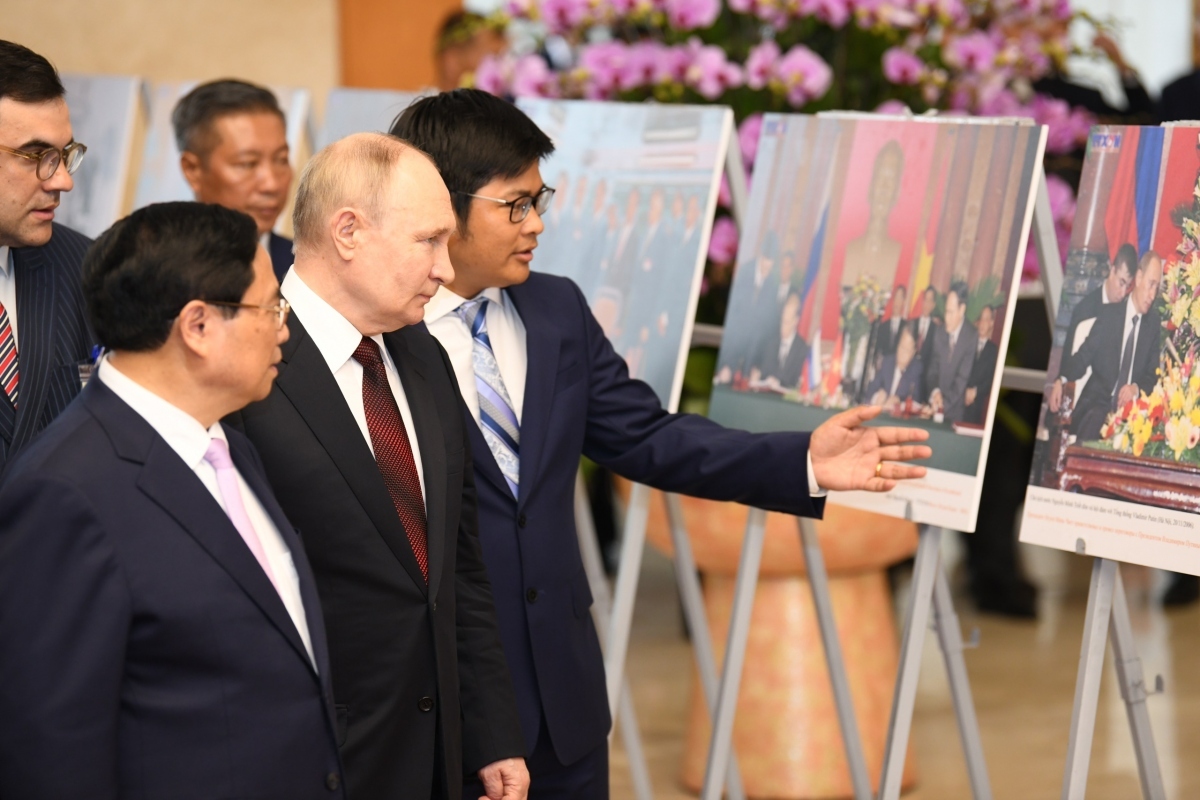 Ahead of the talks, the two leaders visit a photo exhibition showcasing the joint friendship relations.