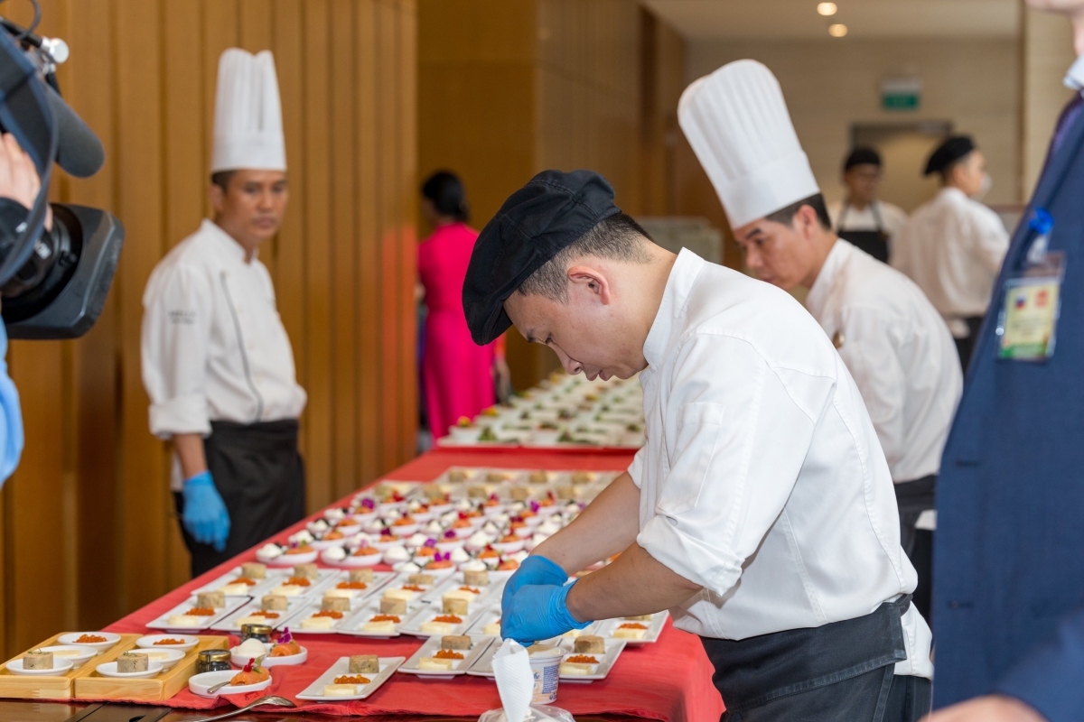 Desserts are served at the talks between Vietnamese and Russian leaders.