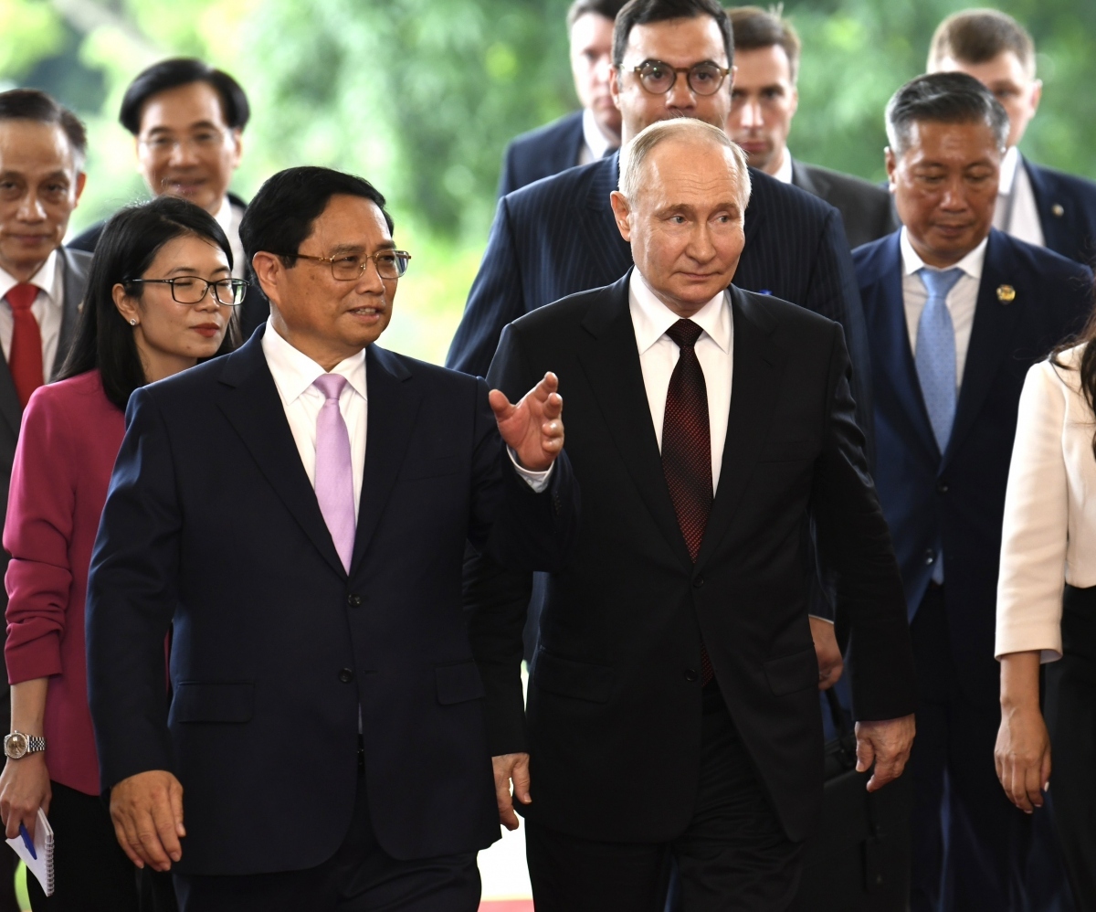 The Russian leader and his high-ranking delegation arrived at Noi Bai International Airport on June 19 night, starting a state visit to Vietnam from June 19-20 at the invitation of General Secretary of the Central Committee of the Communist Party of Vietnam Nguyen Phu Trong.