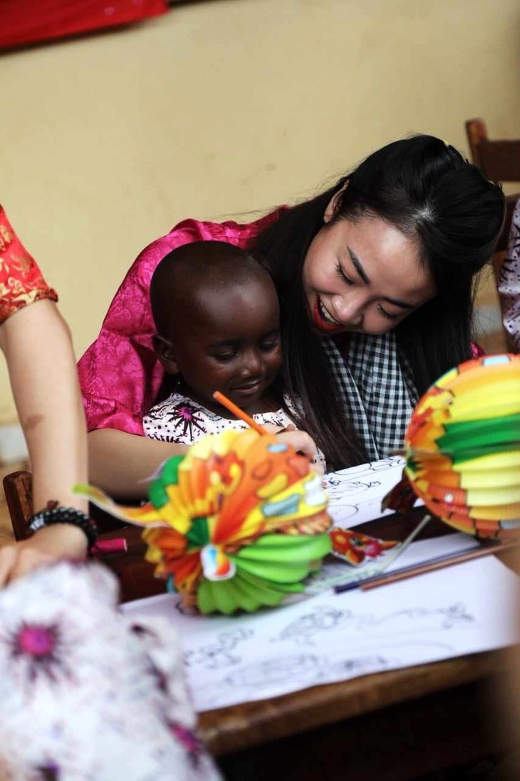 Captain Vu Nhat Huong teaches children in the Central African Republic. 