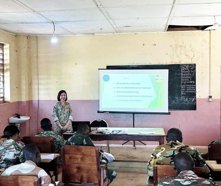 Lieutenant Colonel Vu Thi Lien teaches French to soldiers in the Central African Republic.