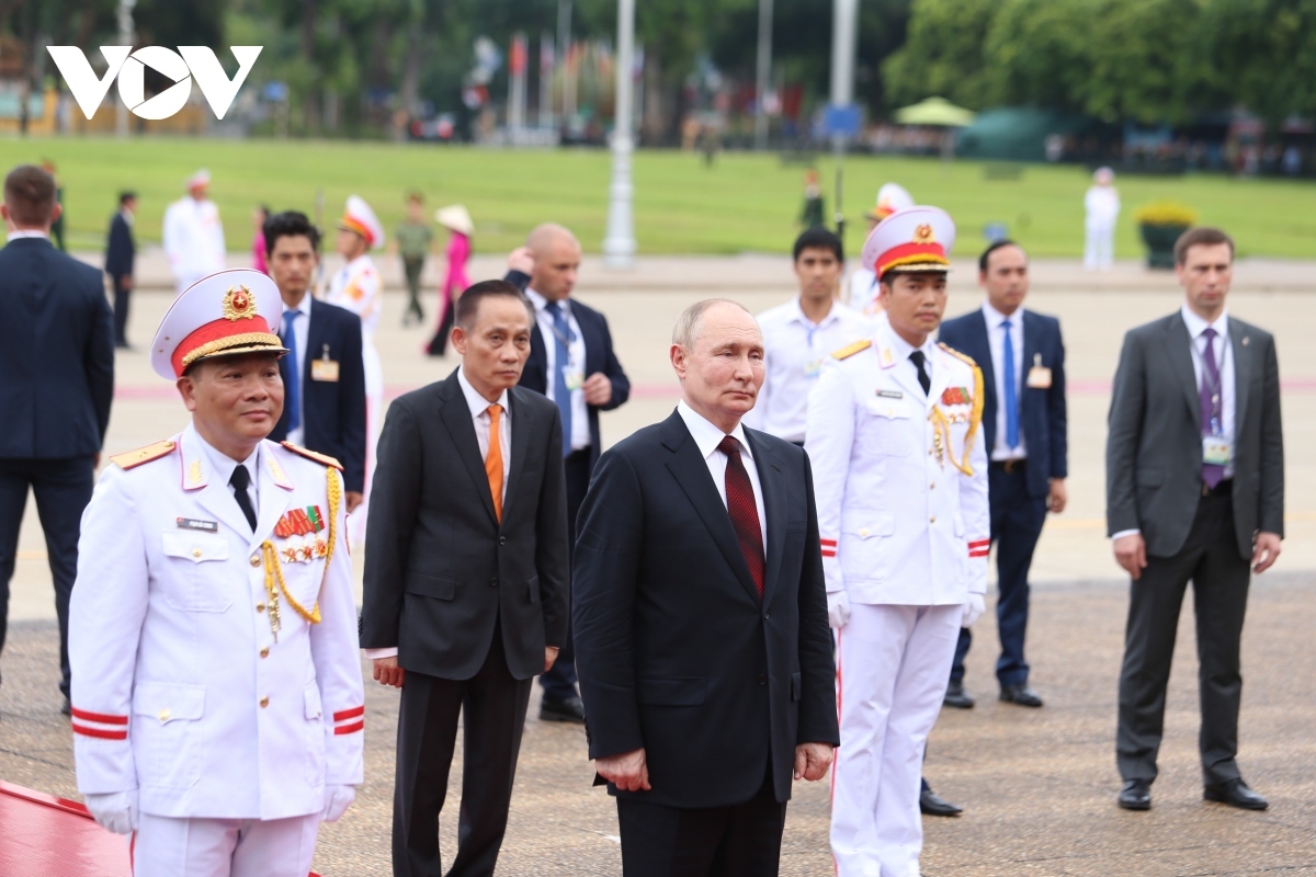 During his state visit to Vietnam, President Putin pays tribute to President Ho Chi Minh, the hero of national liberation and a great man of culture of Vietnam, at his mausoleum in Hanoi on June 20. He also lays flowers at the Monument for Heroic Martyrs on Bac Son street near the mausoleum.