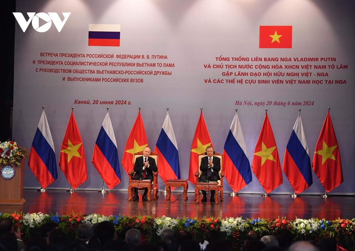 Later on the same day, at Hanoi Opera House, President To Lam and his Russian counterpart Vladimir Putin have a cordial meeting with leaders of the Vietnam-Russia Friendship Association and Vietnamese alumni who studied in Russia.