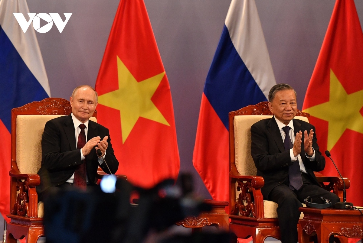 The Russian leader expresses his hope that Vietnamese alumni who studied in Russia would continue to help the younger generations of Vietnam to understand more about the Russian culture, country and people, thereby preserving and fostering the traditional brotherly friendship between the two nations.