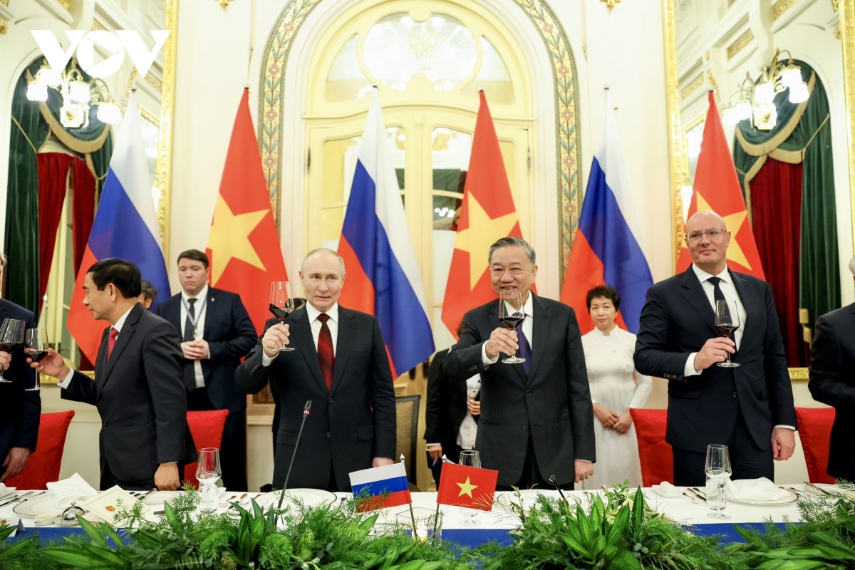 President To Lam hosts a grand banquet at Hanoi Opera House in honour of Russian President Vladimir Putin during his two-day state visit to Vietnam.