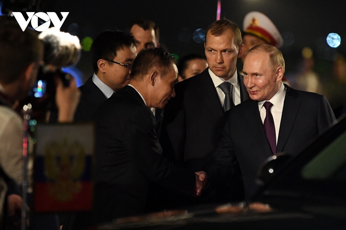 Russian President Vladimir Putin receives warm welcome at Noi Bai International Airport in Hanoi upon his arrival on June 19 night, starting a two-day state visit to Vietnam.