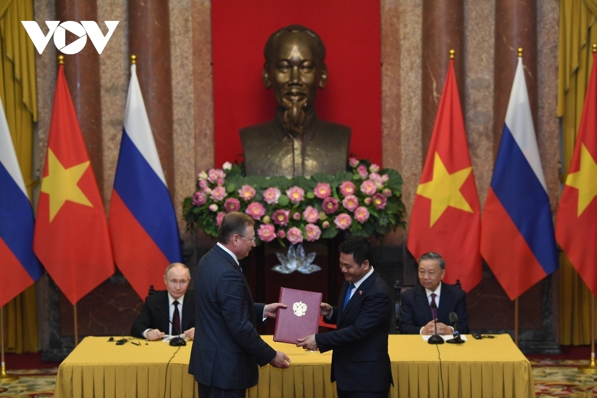 Both leaders witness the signing of 11 cooperation documents covering education, nuclear technology research, disease prevention, oil exploration, justice and sports.