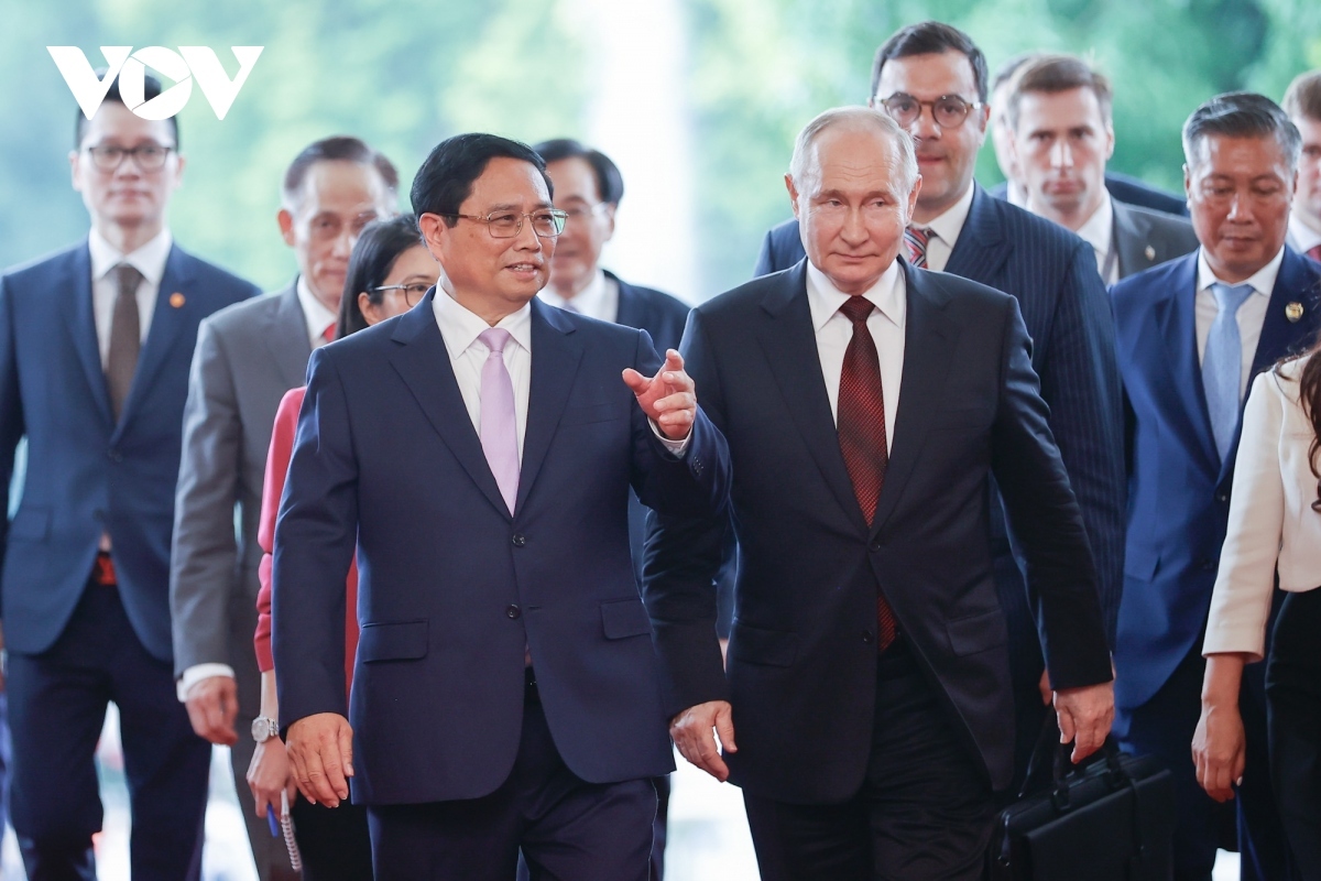 At a meeting with Prime Minister Pham Minh Chinh held in Hanoi on June 20, President Putin highlights Vietnam as a trustworthy and long-standing partner, noting that his visit is an important opportunity to discuss and agree on a score of measures to bolster cooperation in multiple fields, especially economy, trade, sci-tech, energy, people-to-people and humanitarian exchanges, toward consolidating the bilateral comprehensive strategic partnership.