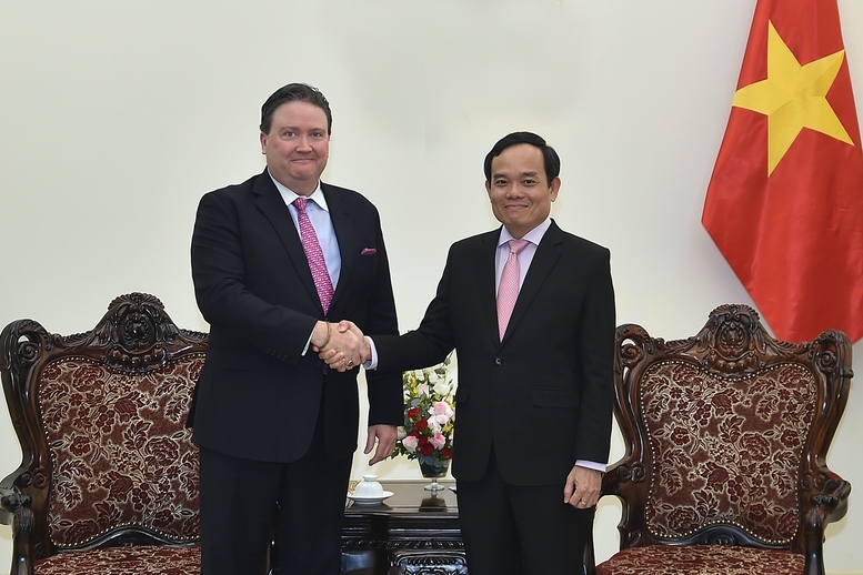 Deputy Prime Minister Tran Luu Quang (R) welcomes US Ambassador Marc Evans Knapper (Photo:VGP)