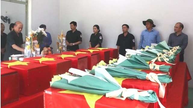 A burial service is held at a martyr cemetery in Ngoc Hoi district (Photo: thanhnien.vn)