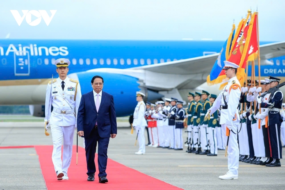 The Vietnamese PM is invited to review the guard of honour at the airport