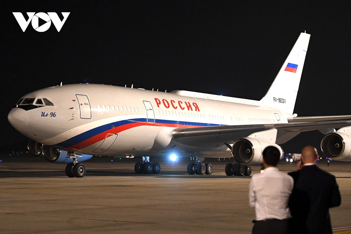 An aircraft carrying Russian President Vladimir Putin and his delegation lands at Noi Bai International Airport in Hanoi at June 19 night