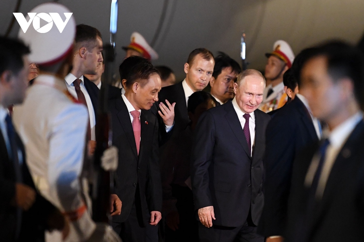 Secretary of the Party Central Committee and head of its External Relations Commission Le Hoai Trung, and Vietnamese Ambassador to Russia Dang Minh Khoi welcome the Russian guests.