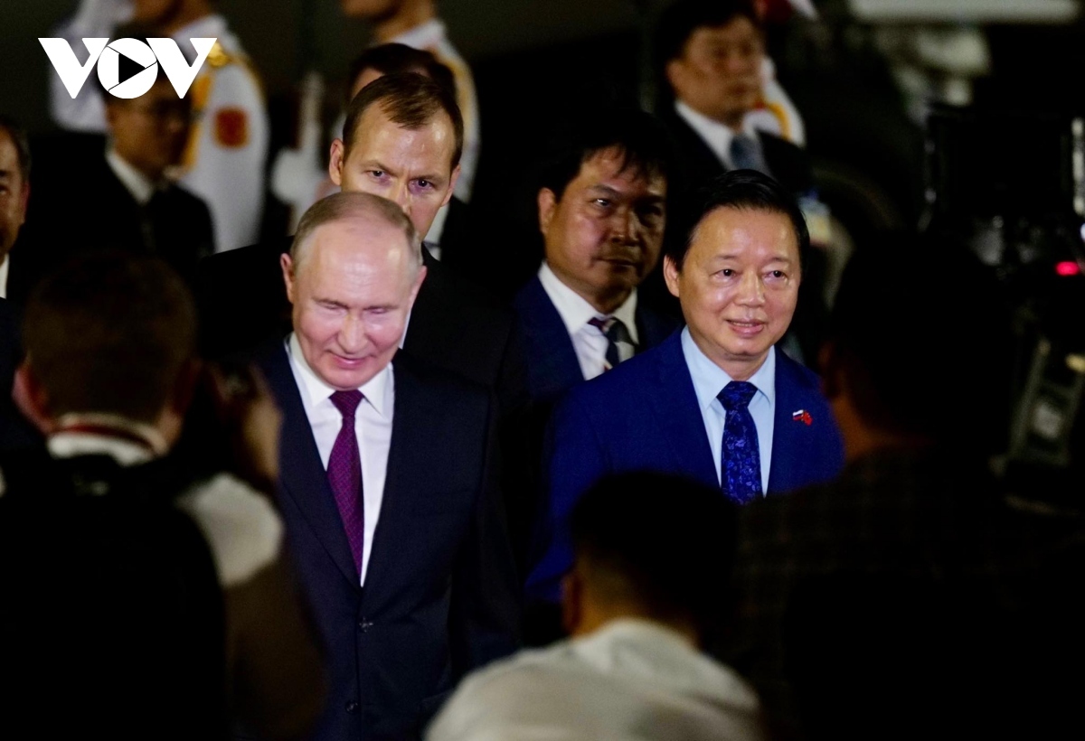 Member of the Committee and Deputy Prime Minister Tran Hong Ha who is also head of the Vietnamese sub-committee of the Vietnam-Russia intergovernmental committee on economic-trade and science-technology cooperation, is present at the airport.