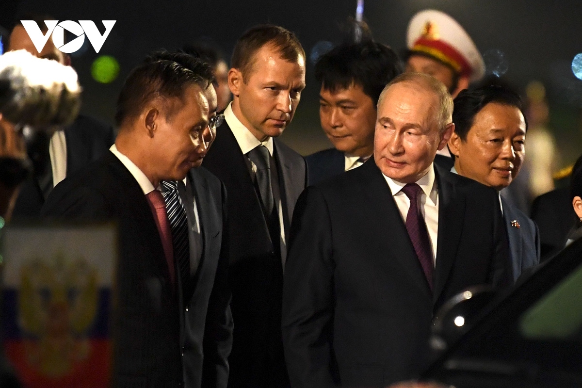 Secretary of the Party Central Committee and head of its External Relations Commission Le Hoai Trung welcomes Russian President Vladimir Putin at the airport.