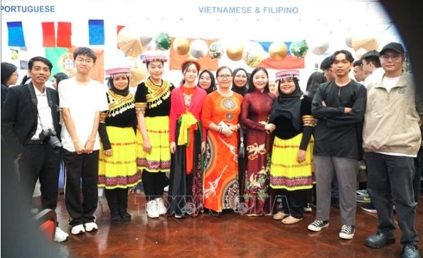 Vietnamese lecturer at FLL, Universiti Malaya Nguyen Thuy Thien Huong (fourth from right) and her students.