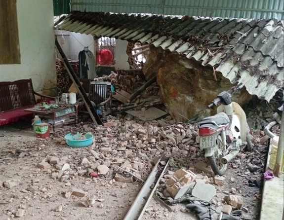 Rocks from the mountain rolled down onto a house in Cao Duong Commune, Luong Son District in Hoa Binh province following an earthquake on March 25 in My Duc District. (Photo: tuoitre.vn)