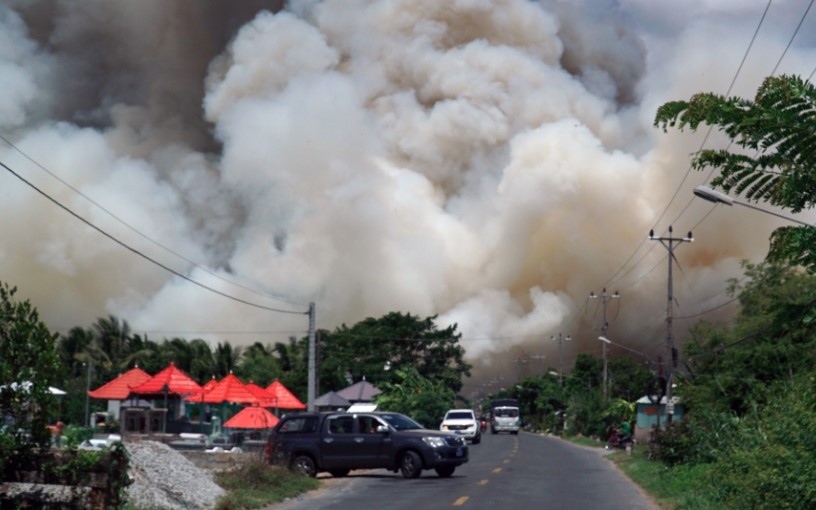 Plumes of smoke from the fire in Tram Chim National Park (Photo: EX//vietnamnet.vn)