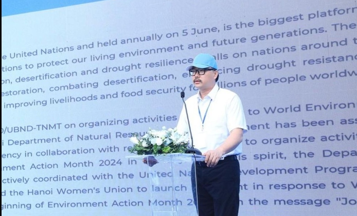 Nguyen Minh Tan, deputy director of the Hanoi Department of Natural Resources and Environment, addresses the launching ceremony
(Photo: kinhtedothi.vn)
