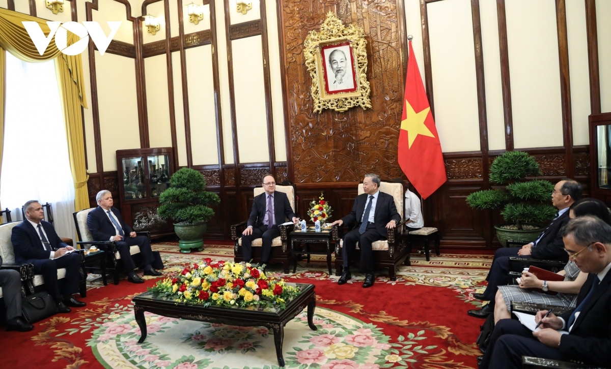  President To Lam (R) hosts Russian Ambassador to Vietnam Gennady Bezdetko 