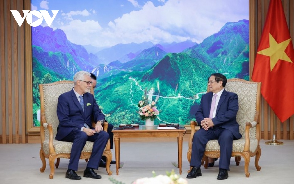 Prime Minister Pham Minh Chinh (R) receives German Ambassador Guido Hildner 