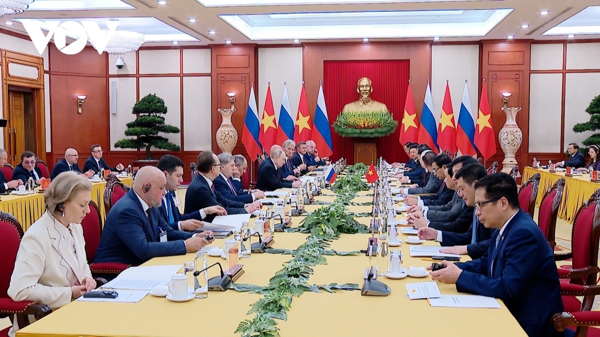 The Russian leader and his high-ranking delegation arrived at Noi Bai International Airport on June 19 night, starting a state visit to Vietnam from June 19-20 at the invitation of Party leader Nguyen Phu Trong.