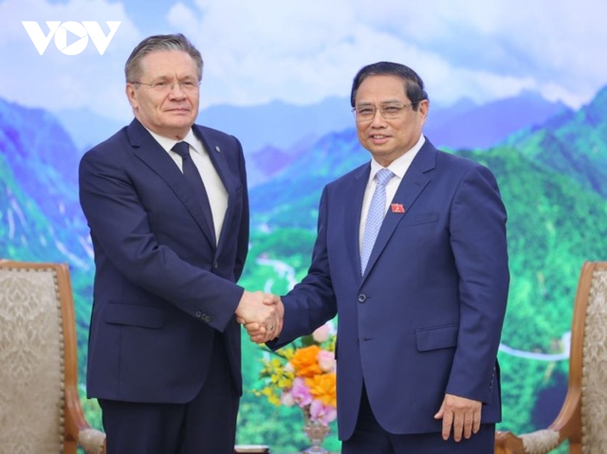  Prime Minister Pham Minh Chinh (R) welcomes Director General of Russia's Rosatom State Atomiс Energy Corporation A.E.Likhachev.