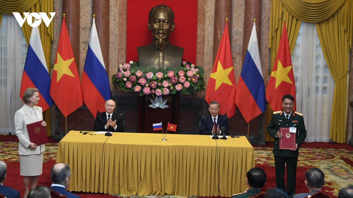 The two State leaders witness the signing and exchange of 11 cooperation agreements documents across a variety of fields.