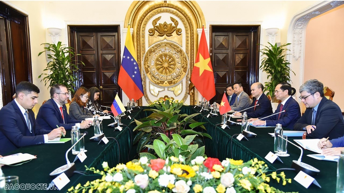 Vietnamese Foreign Minister Bui Thanh Son and his visiting Venezuelan counterpart Yván Gil Pinto discuss measures to increase multifaceted cooperation between Vietnam and Venezuela. (Photo: MOFA)