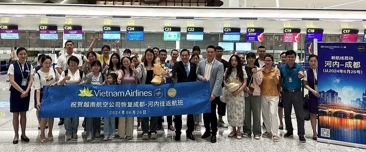 First passengers on Hanoi-Chengdu flight (Photo: VNA)