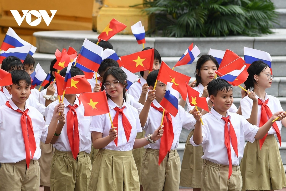 Hordes of children and Hanoians welcome the top Russian leader and his high-ranking delegation.