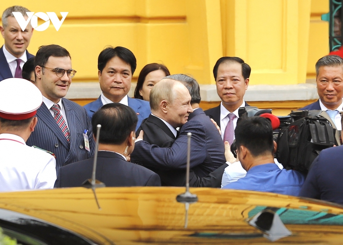 Russian President Putin receives warm welcome in Hanoi.