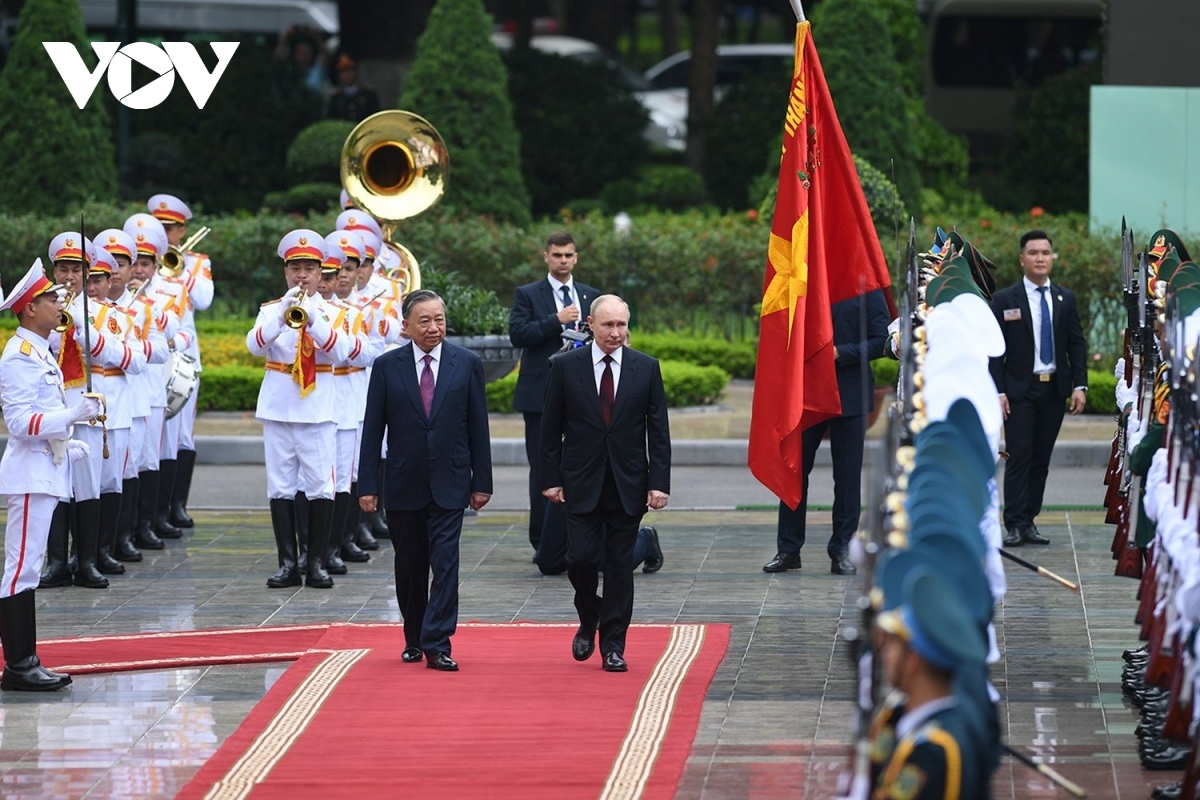 After the 21-cannon salute, the two leaders review the guards of honour of the Vietnamese People's Army.