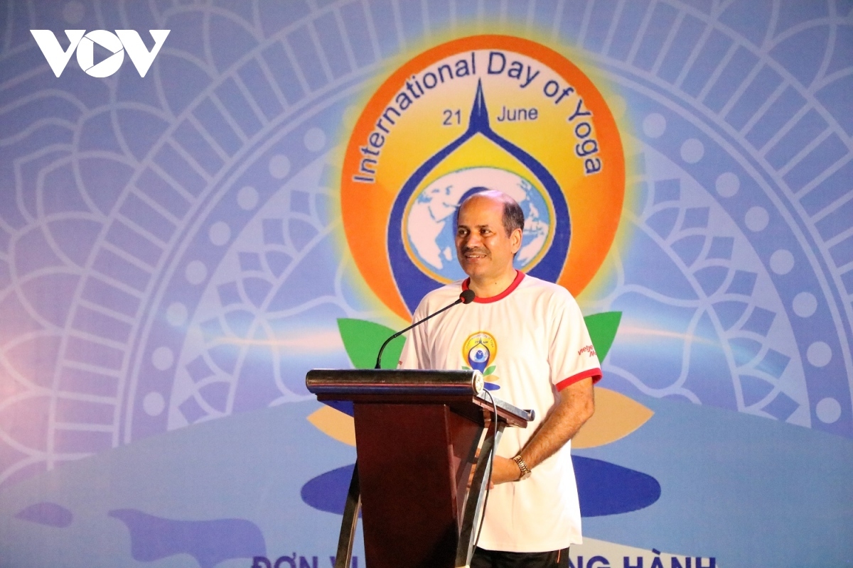 Upon addressing the event, Indian Ambassador to Vietnam Sandeep Arya said the performance is an annual activity which is held to promote yoga and its values to the wider community.