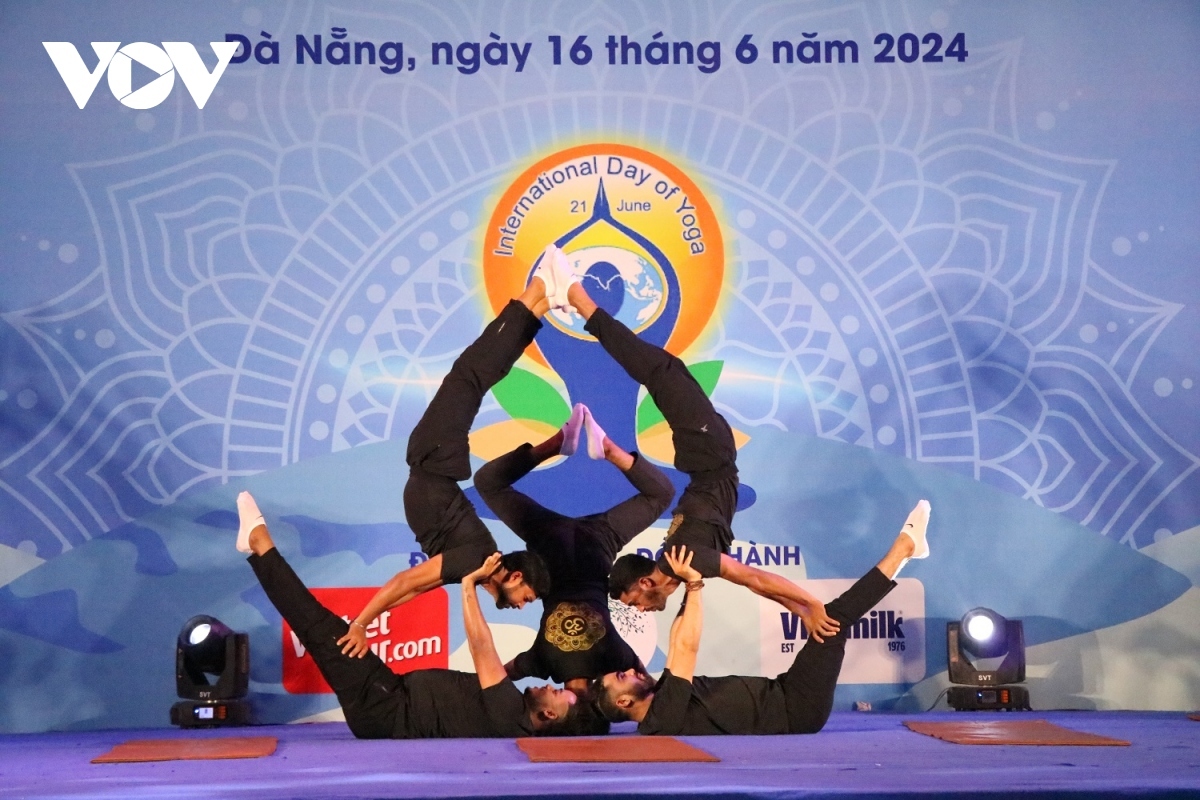 Indian artists put on an impressive yoga performance at the event.