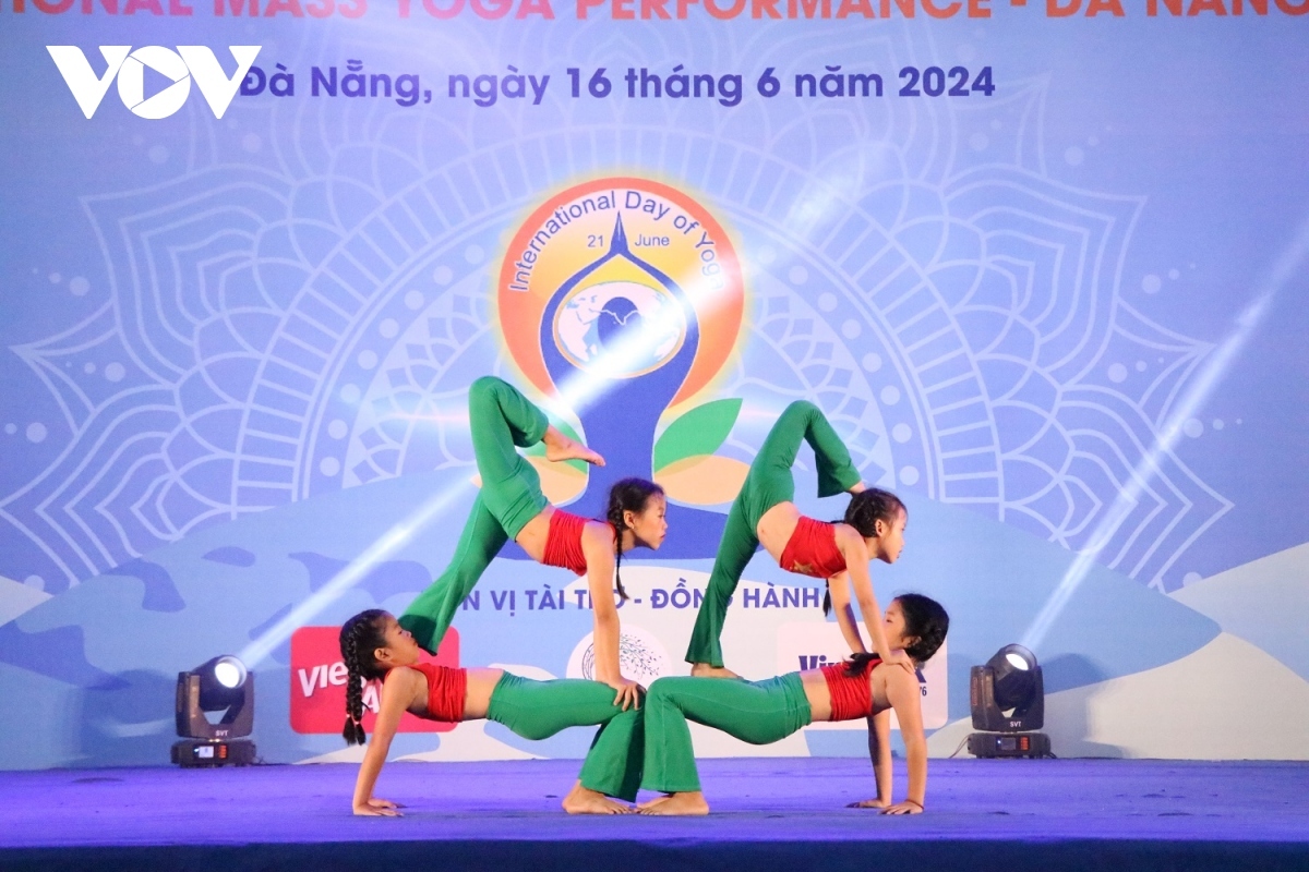The performance attracts over 1,500 people from 45 yoga clubs based in Da Nang and neighbouring localities.