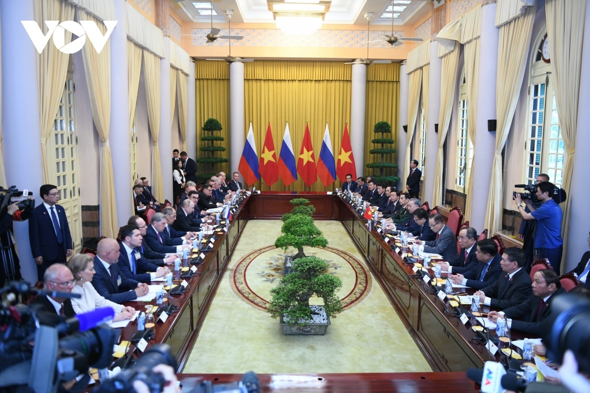 Russian President Vladimir Putin holds talks with President To Lam.
