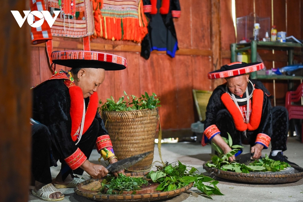 Currently, community members are maintaining remedies, such as herbal tea; remedies to support the treatment of bones and joints, stomach, sinusitis, and allergic rhinitis; and especially herbal baths for sick people and postpartum women to restore health.