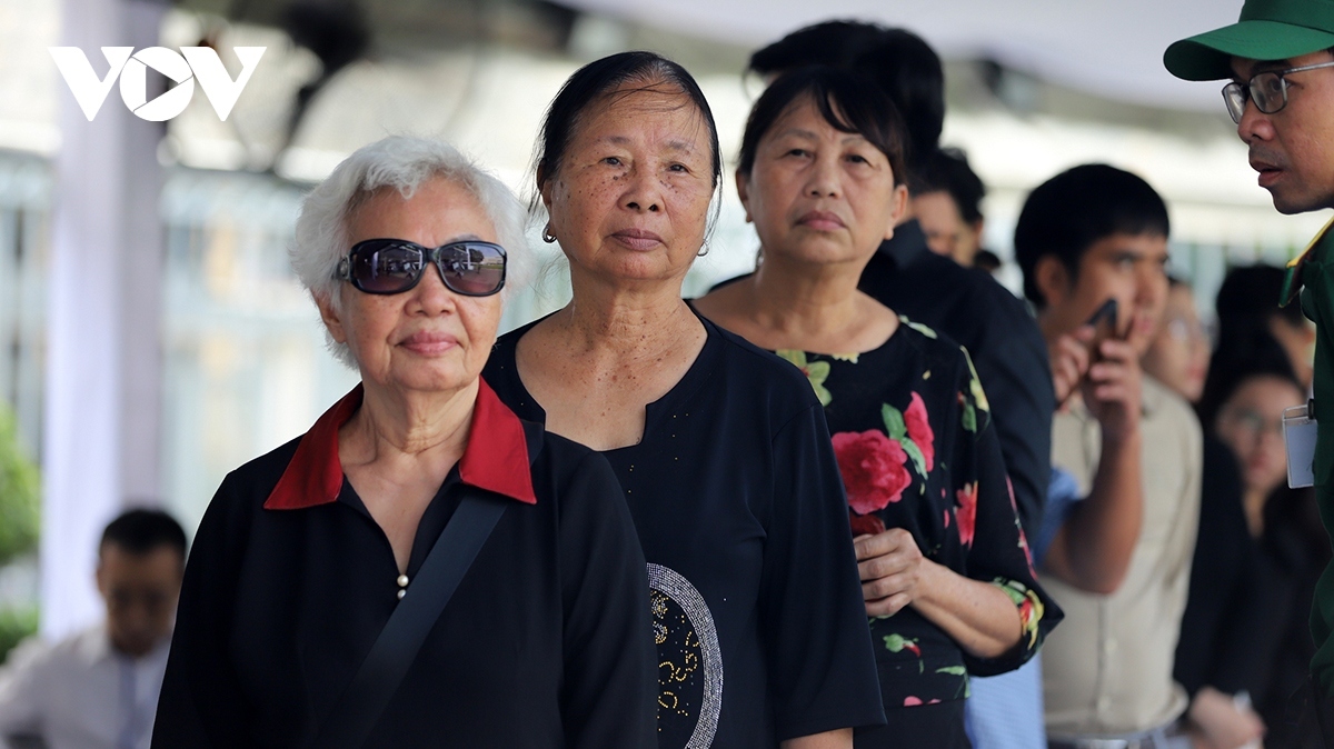 Meanwhile, outside the hall local residents wait for their turn to pay their last respects to General Secretary Nguyen Phu Trong.