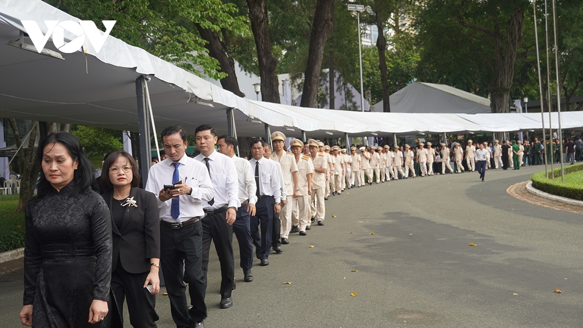 They line up to head for the Thong Nhat Hall to say their last goodbyes to the respected Party chief