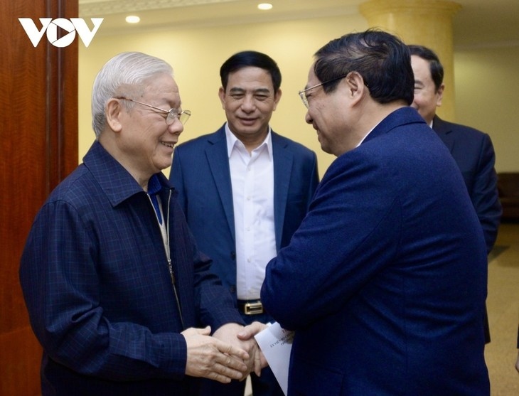 Party leader Nguyen Phu Trong (C) and Prime Minister Pham Minh Chinh