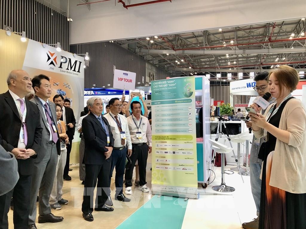 More than 320 exhibitors from over 15 countries globally attend the event (Photo: VNA)