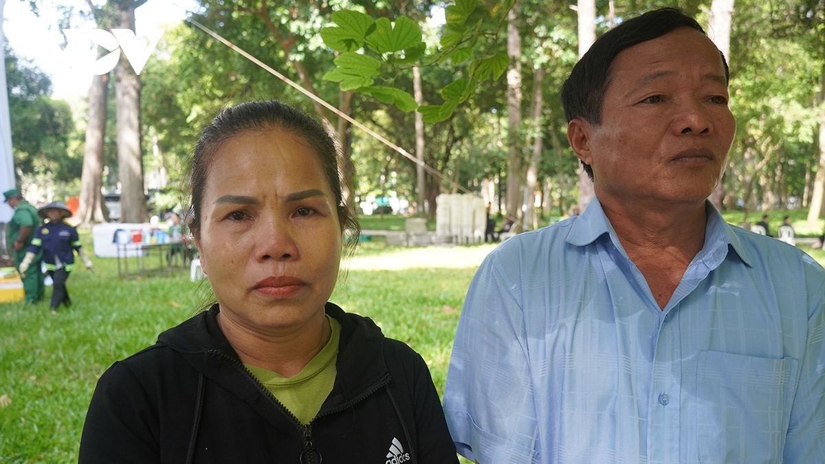 A couple travel hundreds of kiometres from the Central Highlands province of Dak Nong to the city to pay their respects to General Secretary Nguyen Phu Trong