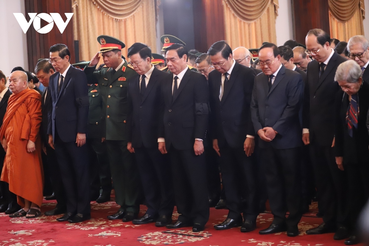 The service is attended by Phan Van Mai, member of the Party Central Committee, deputy secretary of the municipal Party Committee, and chairman of the People’s Committee of Ho Chi Minh City; Nguyen Ho Hai, permanent deputy secretary of the Ho Chi Minh City Party Committee; Nguyen Thi Le, deputy secretary of the Ho Chi City Party Committee, and representatives from relevant agencies.