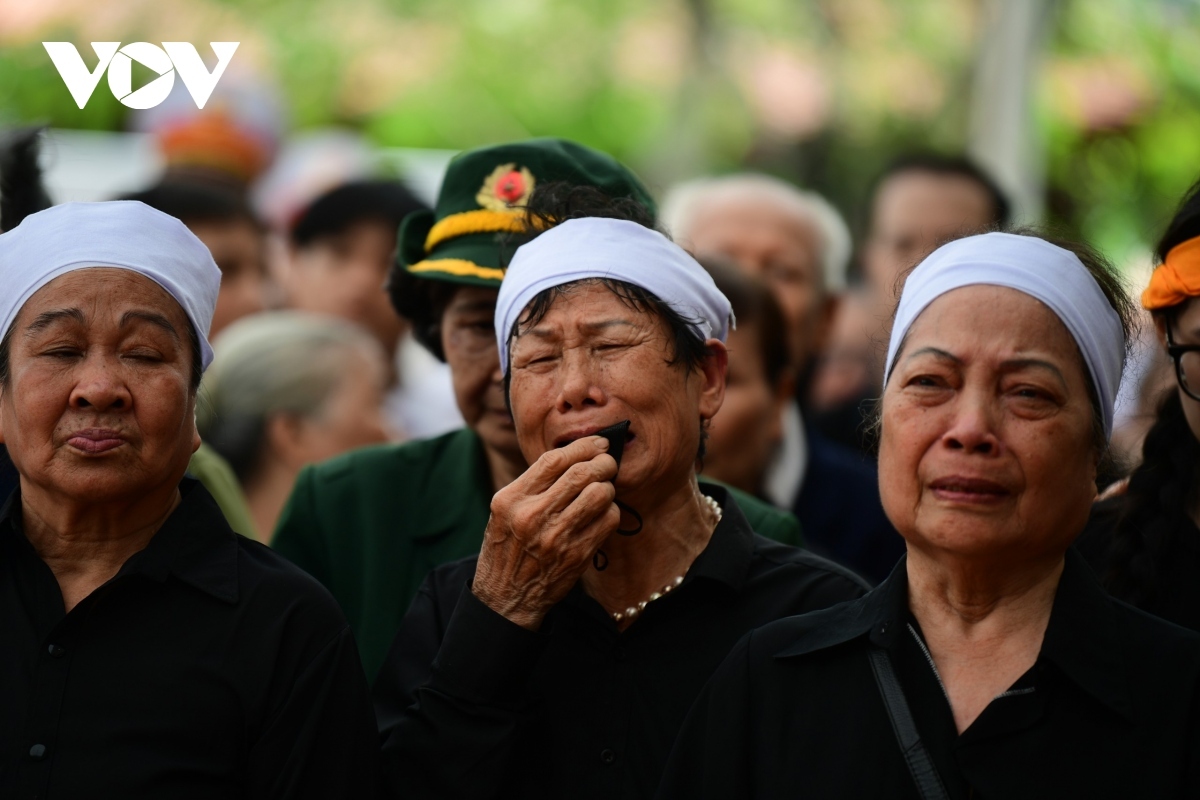    From early in the morning on July 25 until noon of July 26, tens of thousands of local residents flock to the General Secretary Trong’s native village to pay their last respects to the departed Party leader.