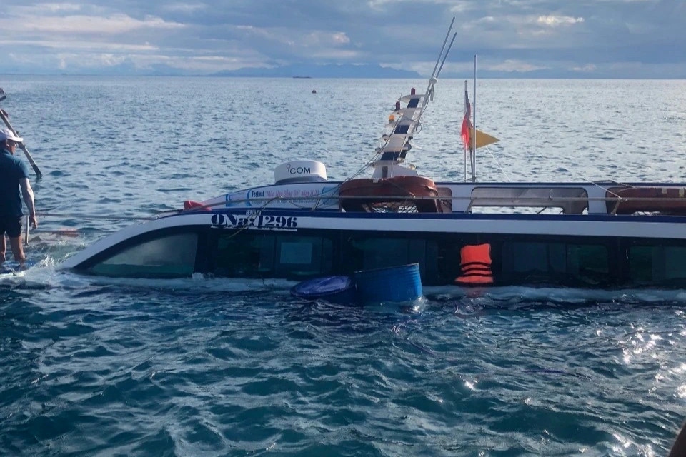 23 people, including 20 tourists, have been rescued from a sinking vessel in central Vietnam