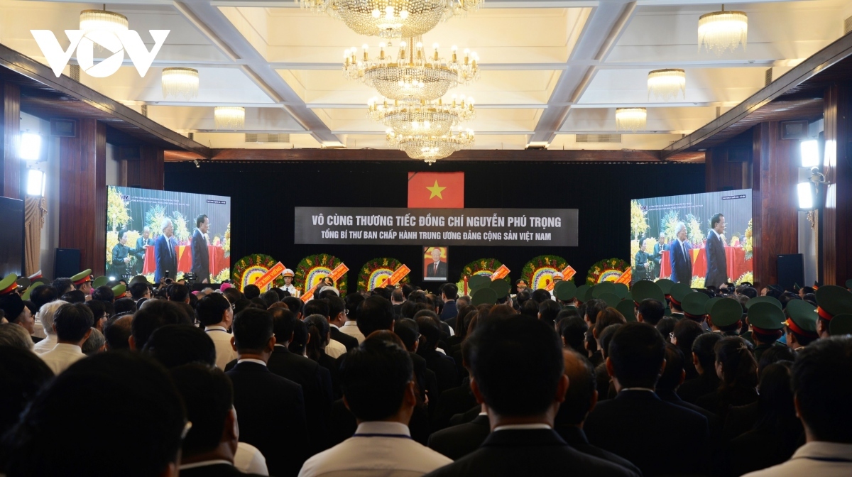 Delegates observe a minute of silence to commemorate the departed Party leader.