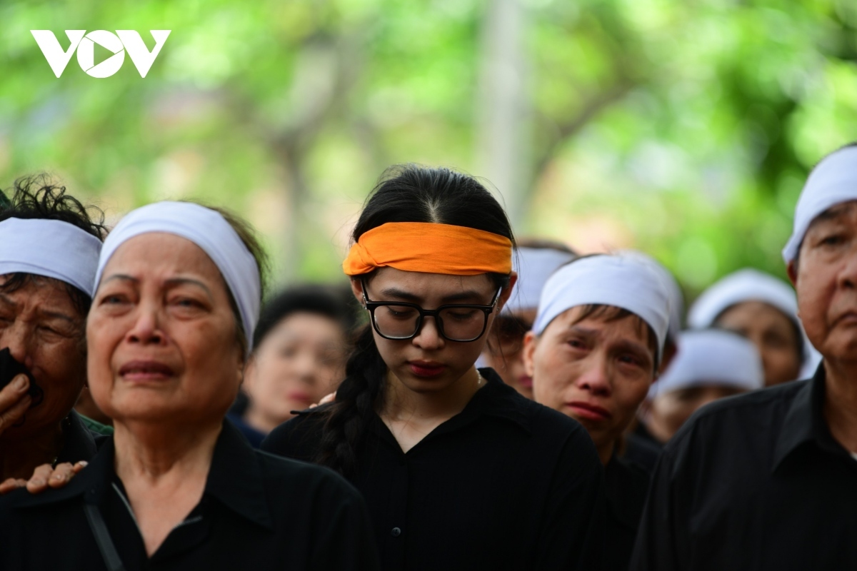 At noon on July 26, relatives of General Secretary Nguyen Phu Trong, compatriots, and soldiers from various localities arrive early to attend the memorial service held for the Party chief at the Cultural House in Lai Da village.